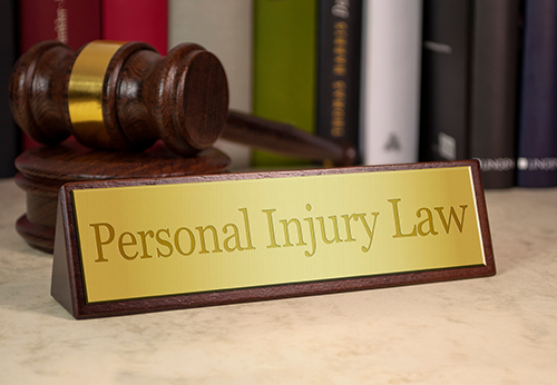 Gavel and Personal Injury Law plaque representing mediation advantages in legal disputes.